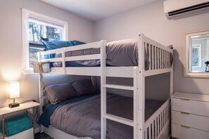 2 bedrooms, iron/ironing board, Internet, bed sheets - Lakefront Kenoza Cottage (Cochecton)