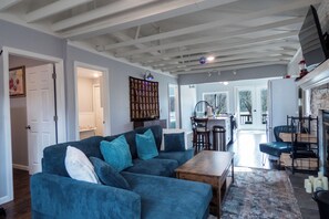 Televisie, een open haard en een stereo