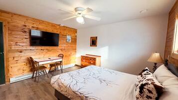 1 habitación, escritorio, tabla de planchar con plancha y cuna de viaje