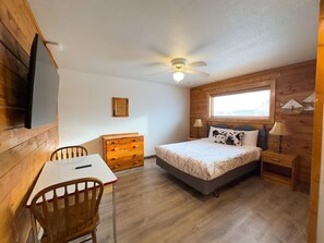 1 habitación, escritorio, tabla de planchar con plancha y cuna de viaje 