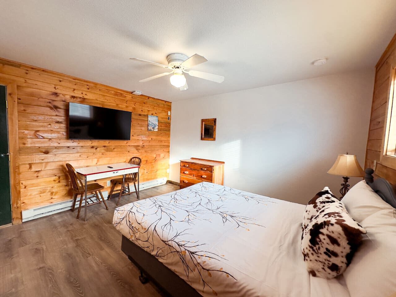 1 soverom, skrivebord, strykejern/-brett og reiseseng for barn