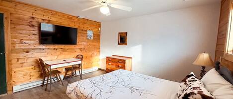 1 soverom, skrivebord, strykejern/-brett og reiseseng for barn