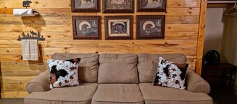 Cozy Cabin 1 Block to Lake/In Town/Hummingbird