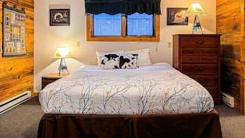 1 chambre, bureau, fer et planche à repasser, lit de bébé portatif