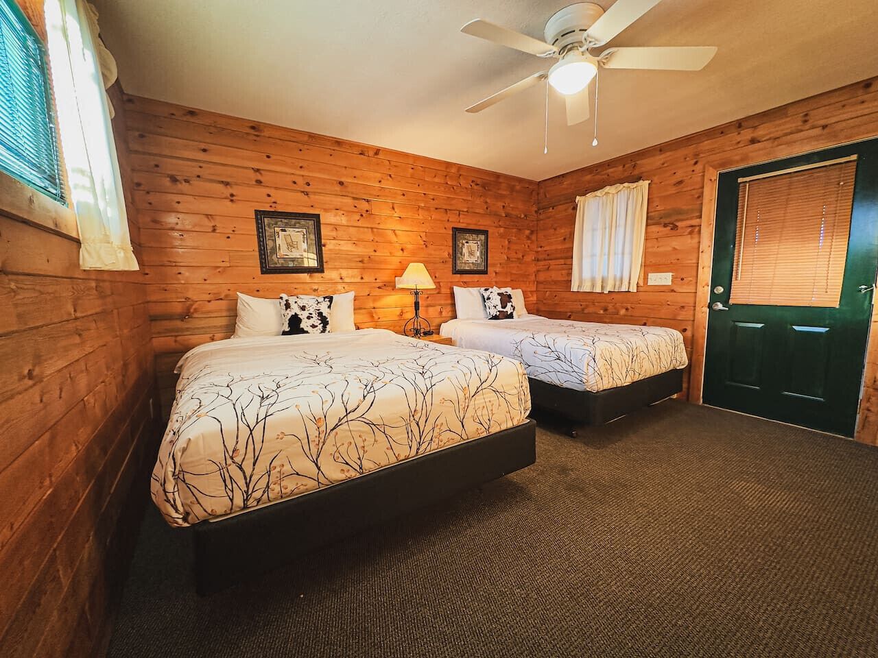 1 bedroom, desk, travel crib, WiFi