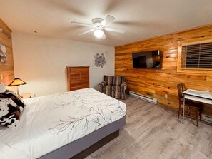 1 bedroom, desk, travel cot, WiFi