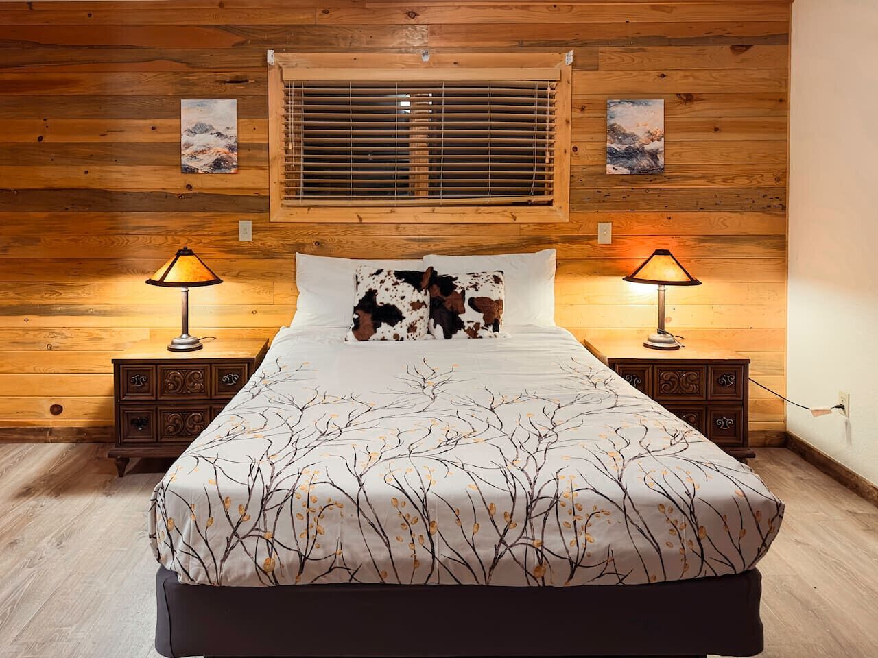 1 bedroom, desk, travel crib, WiFi