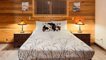 1 bedroom, desk, travel crib, WiFi