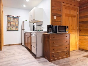 Een koelkast, een microgolfoven, een oven, een kookplaat