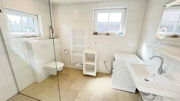 Een douche, een haardroger, handdoeken