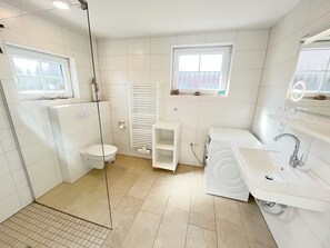 Douche, sèche-cheveux, serviettes fournies