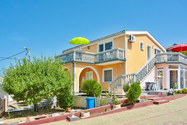 Exterior - Apartment in Croatia Near the Adriatic Coast (Senj)