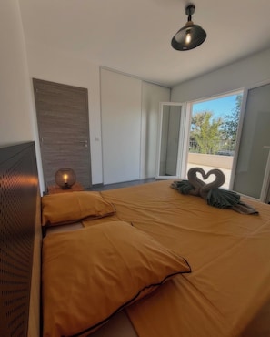 3 slaapkamers, een strijkplank/strijkijzer, wifi, beddengoed