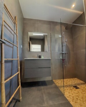 Dusche, Haartrockner, Handtücher, Toilettenpapier