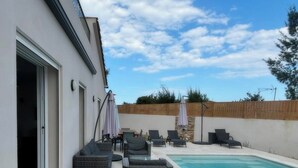 A backyard with a swimming pool, outdoor furniture, and a barbecue grill. - Villa Melendria, Ghisonnaccia (Ghisonaccia)