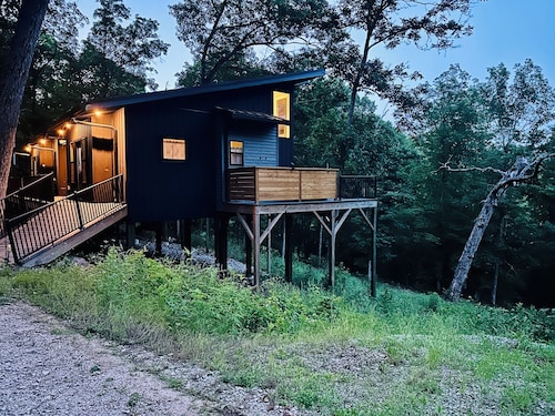 Firefly 2, luxury lakeside treehouse w/ hot tub, BBQ, extra parking, boat put-in