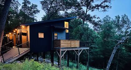 Firefly 2, luxury lakeside treehouse w/ hot tub, BBQ, extra parking, boat put-in