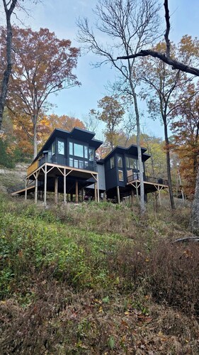 Firefly 2, luxury lakeside treehouse w/ hot tub, BBQ, extra parking, boat put-in