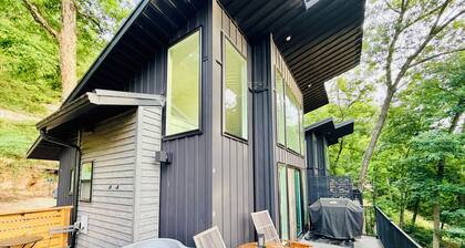 Firefly 2, luxury lakeside treehouse w/ hot tub, BBQ, extra parking, boat put-in