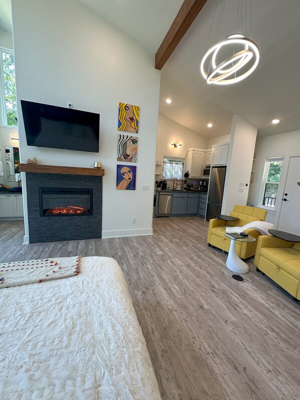 1 bedroom, iron/ironing board, free WiFi, bed sheets - Firefly 2, luxury lakeside treehouse w/ hot tub, BBQ, extra parking, boat put-in (Eureka Springs)