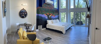 Firefly 2, luxury lakeside treehouse w/ hot tub, BBQ, extra parking, boat put-in