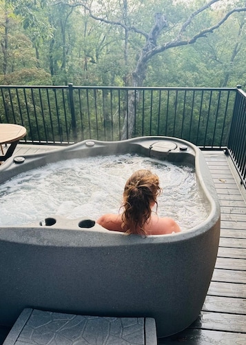 Firefly 2, luxury lakeside treehouse w/ hot tub, BBQ, extra parking, boat put-in
