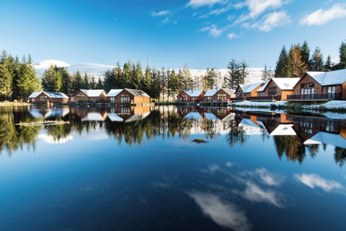 Fabulous 3-bedroom cabin with WiFi in Pitlochry.  Stunning location on lochside