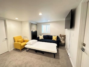 Schreibtisch, Bügeleisen/Bügelbrett, Reisekinderbett, kostenloses WLAN