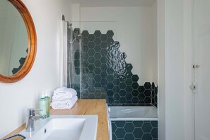 Dusche, Haartrockner, Handtücher