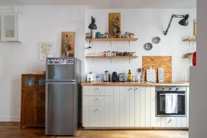 冷蔵庫、電子レンジ、オーブン、コンロ