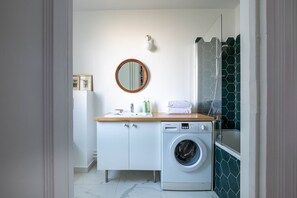 Dusche, Haartrockner, Handtücher