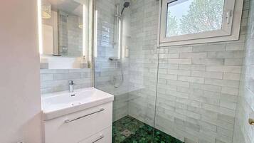 Douche, sĂšche-cheveux