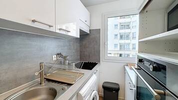 Réfrigérateur, micro-ondes, four, cafetiÚre/bouilloire