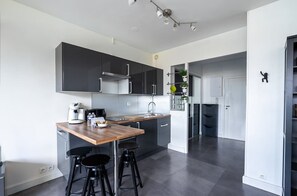 Fridge, microwave, oven, coffee/tea maker