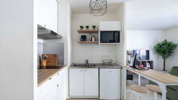 Réfrigérateur, micro-ondes, plaque de cuisson, cafetière/bouilloire