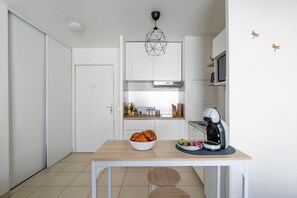 Réfrigérateur, micro-ondes, plaque de cuisson, cafetière/bouilloire