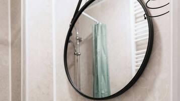 Douche, sèche-cheveux