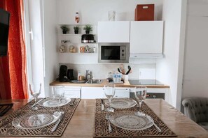 Réfrigérateur, micro-ondes, four, plaque de cuisson