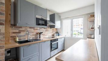 Réfrigérateur, micro-ondes, four, plaque de cuisson