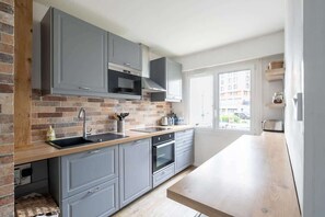 Fridge, microwave, oven, stovetop - Le Colombier - Balcony, Parking, Seine Musicale (Sèvres)