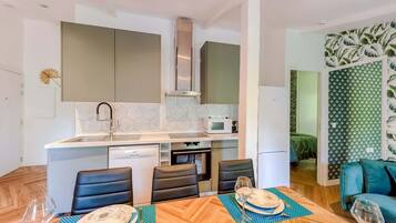 Réfrigérateur, micro-ondes, four, lave-vaisselle