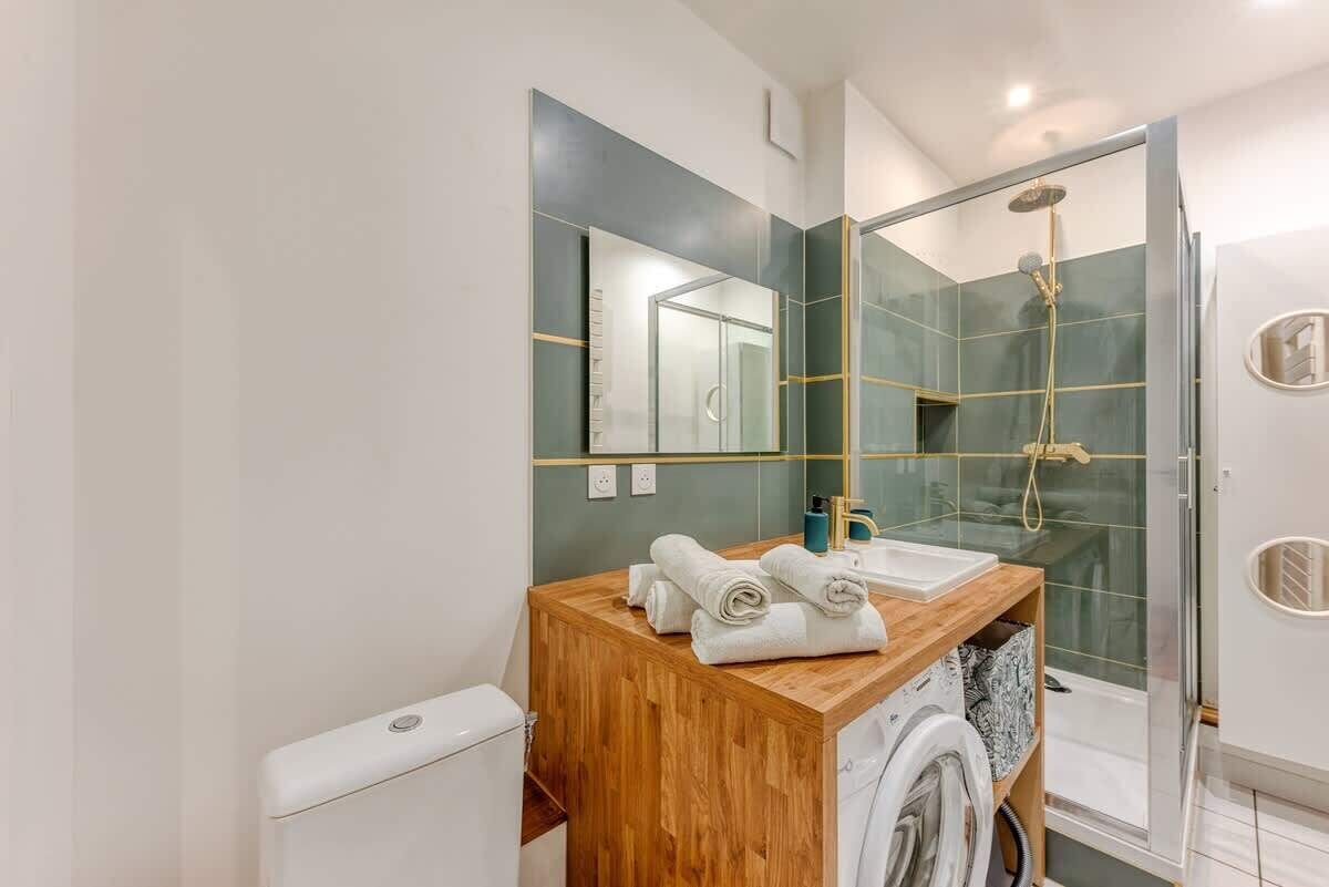 Douche, sèche-cheveux, serviettes fournies