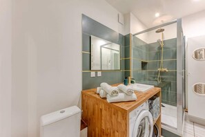 Suihku, hiustenkuivaaja, pyyhkeet