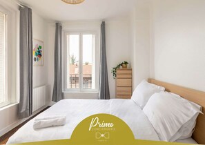 2 habitaciones, tabla de planchar con plancha, cuna de viaje y wifi 