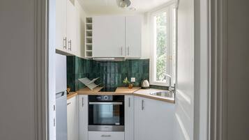 Fridge, microwave, oven, coffee/tea maker