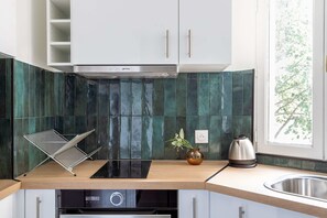 Refrigerador, microondas, horno y cafetera y tetera 
