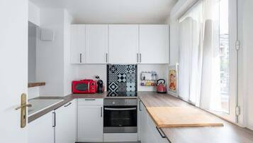 Een koelkast, een microgolfoven, een oven, een vaatwasser