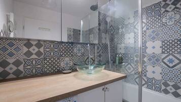 Douche, sĂšche-cheveux