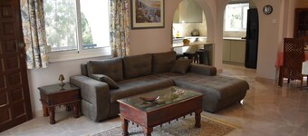 Cosy 2 bedroom Villa In Sea Caves, Less than 5 Minutes Walk to the Sea