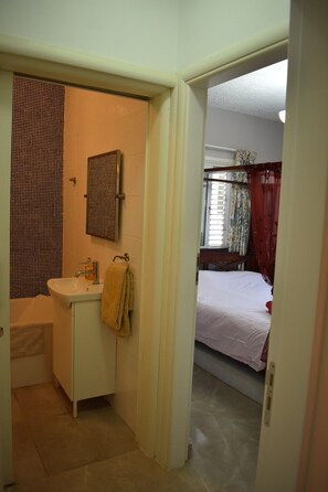 2 bedrooms, iron/ironing board, travel cot, WiFi